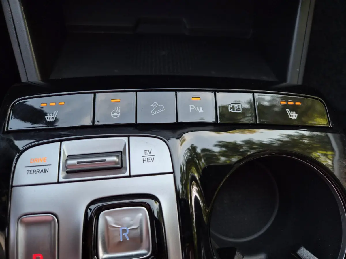 1.6 T-GDI PHEV Comfort Smart Sky 4WD / Dealeronderhouden / Fabrieksgarantie tot 06-2027 / Glazen schuif- en kanteldak / Stuur- & Stoelverwarming / Trekgewicht 1350 kg / Adaptief cruise contr