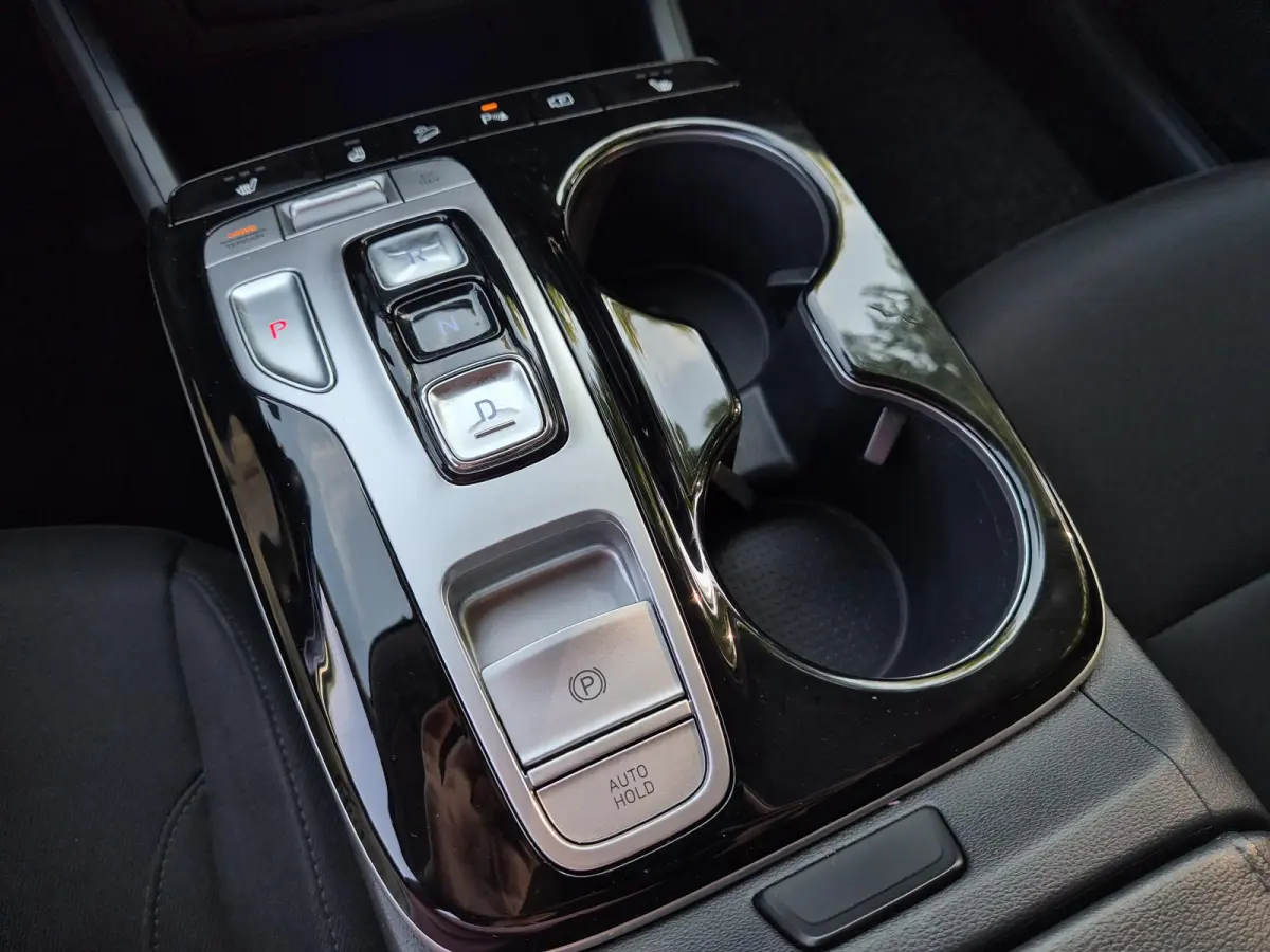 1.6 T-GDI PHEV Comfort Smart Sky 4WD / Dealeronderhouden / Fabrieksgarantie tot 06-2027 / Glazen schuif- en kanteldak / Stuur- & Stoelverwarming / Trekgewicht 1350 kg / Adaptief cruise contr