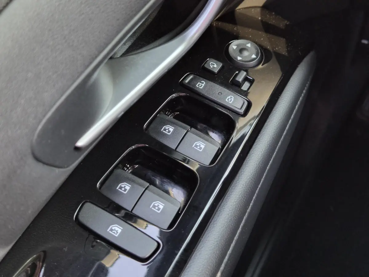 1.6 T-GDI PHEV Comfort Smart Sky 4WD / Dealeronderhouden / Fabrieksgarantie tot 06-2027 / Glazen schuif- en kanteldak / Stuur- & Stoelverwarming / Trekgewicht 1350 kg / Adaptief cruise contr
