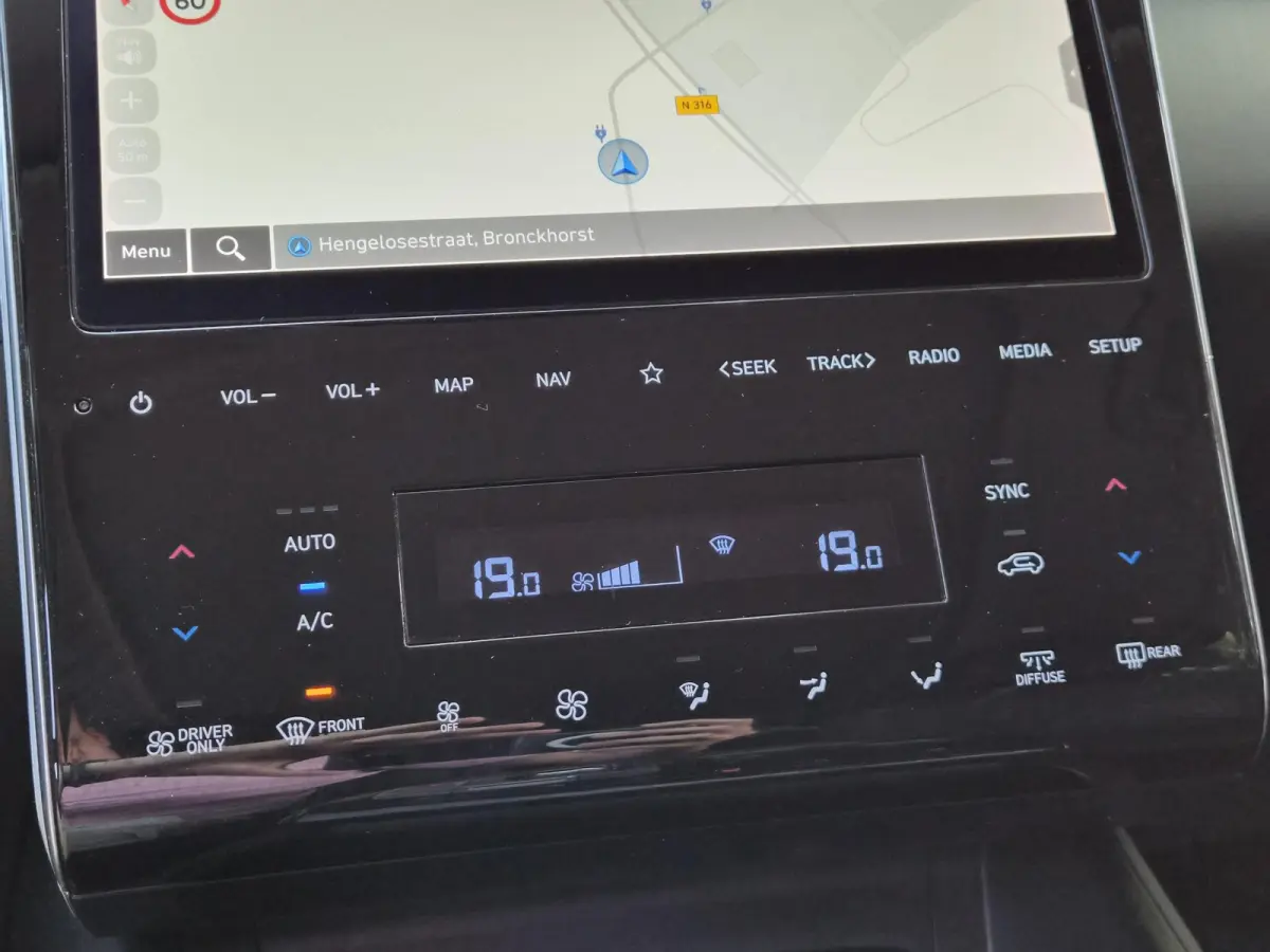 1.6 T-GDI PHEV Comfort Smart Sky 4WD / Dealeronderhouden / Fabrieksgarantie tot 06-2027 / Glazen schuif- en kanteldak / Stuur- & Stoelverwarming / Trekgewicht 1350 kg / Adaptief cruise contr