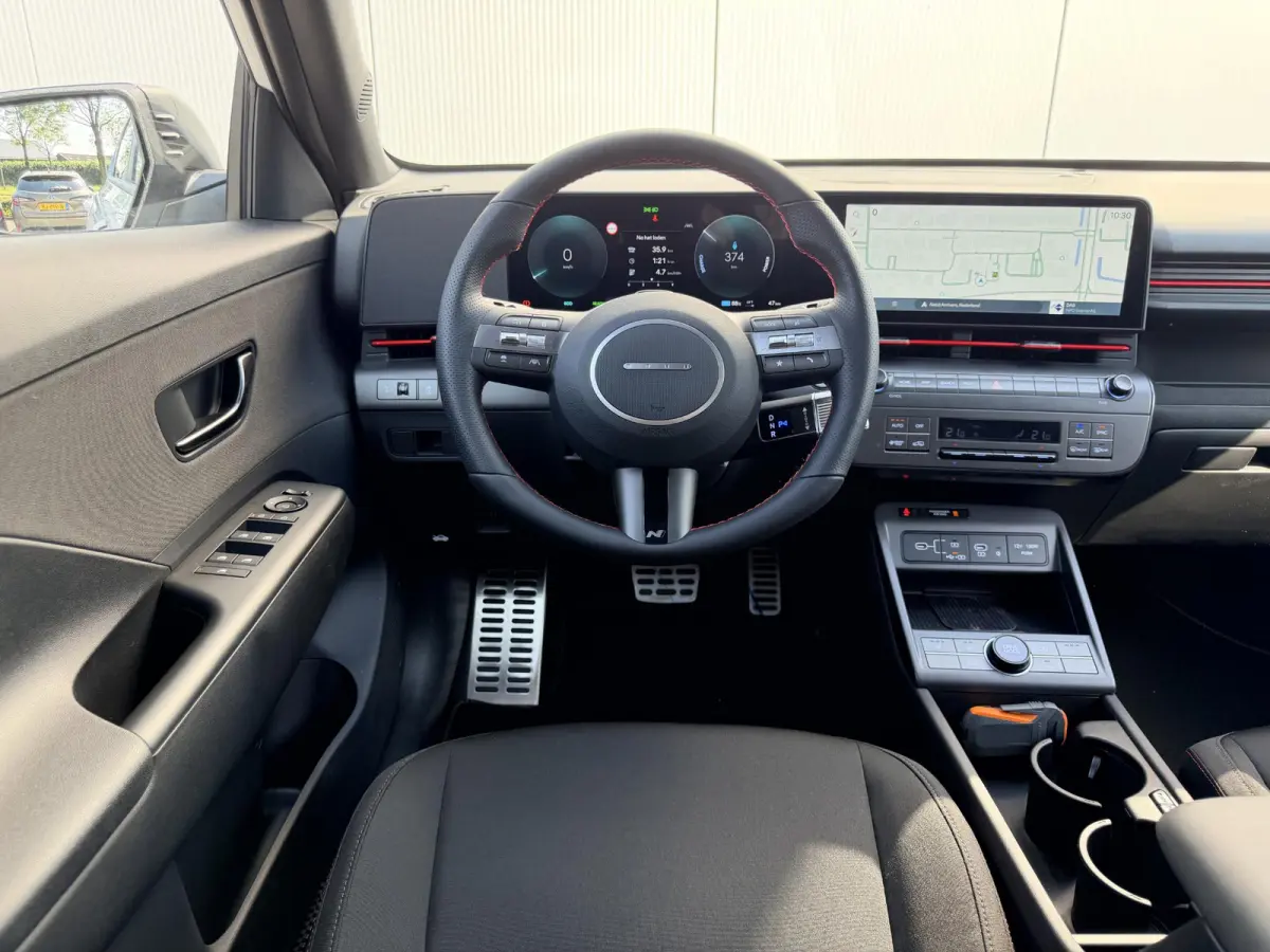 N Line Business 64.8 kWh / Warmtepomp / BOSE Audio / V2L Interieur / Achteruitrijcamera / Parkeersensoren Voor + Achter / Stoel- & Stuurverwarming / Dodehoekdetectie /