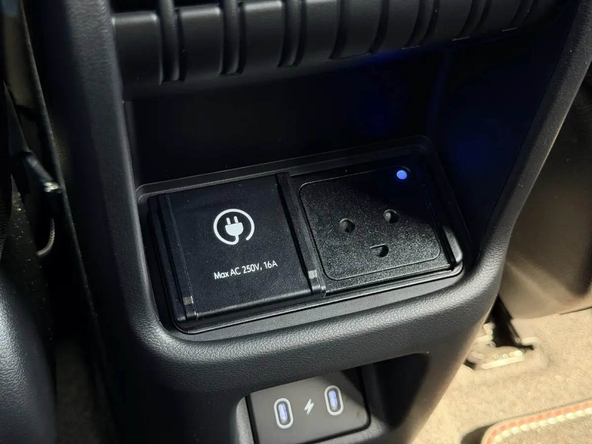 N Line Business 64.8 kWh / Warmtepomp / BOSE Audio / V2L Interieur / Achteruitrijcamera / Parkeersensoren Voor + Achter / Stoel- & Stuurverwarming / Dodehoekdetectie /
