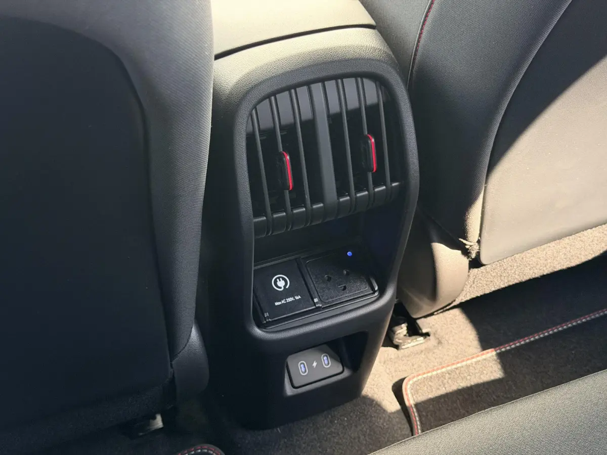N Line Business 64.8 kWh / Warmtepomp / BOSE Audio / V2L Interieur / Achteruitrijcamera / Parkeersensoren Voor + Achter / Stoel- & Stuurverwarming / Dodehoekdetectie /