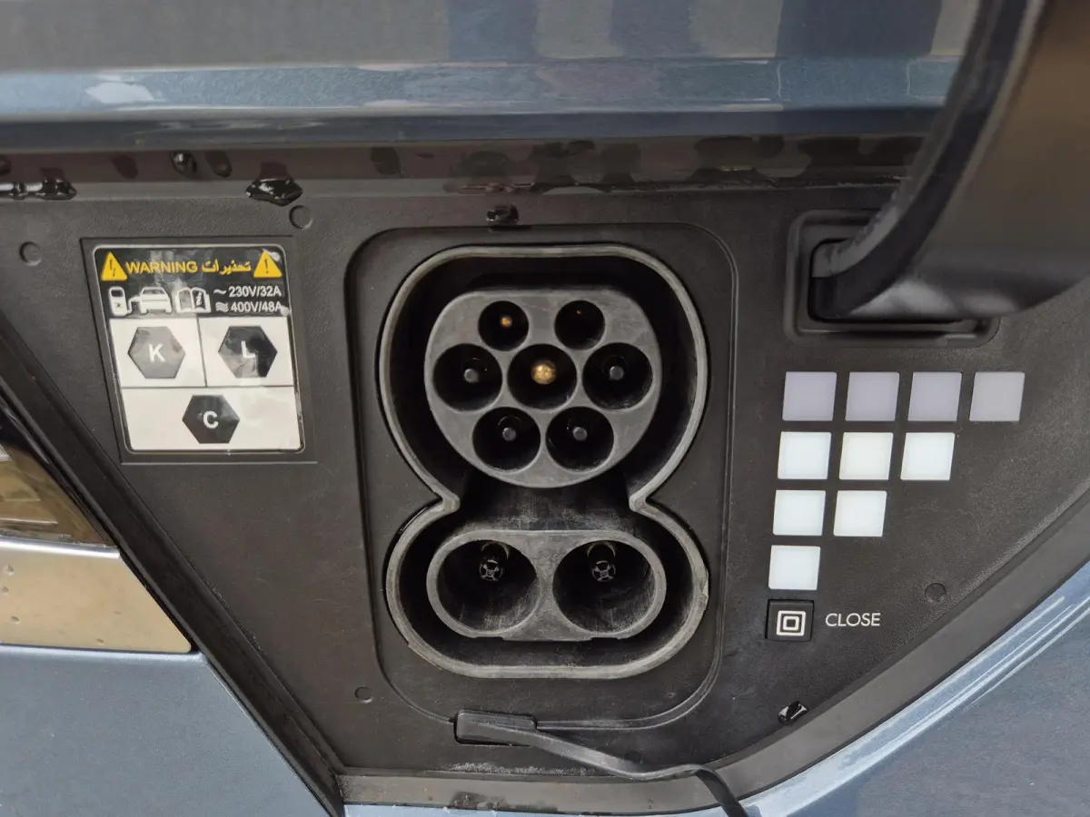 Connect 77.4 kWh / SOH 100% / Fabrieksgarantie tot 03-2028 / Dealer onderhouden / CCS snelladen / Warmtepomp / Trekgewicht 1600 kg / WLTP bereik 507 km bereik stad 507 km / Stuur- Stoel & Ac