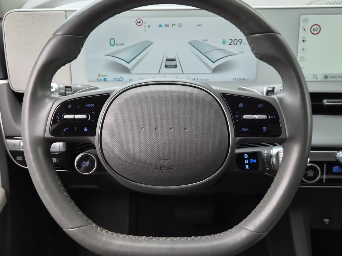 Connect 77.4 kWh / SOH 100% / Fabrieksgarantie tot 03-2028 / Dealer onderhouden / CCS snelladen / Warmtepomp / Trekgewicht 1600 kg / WLTP bereik 507 km bereik stad 507 km / Stuur- Stoel & Ac
