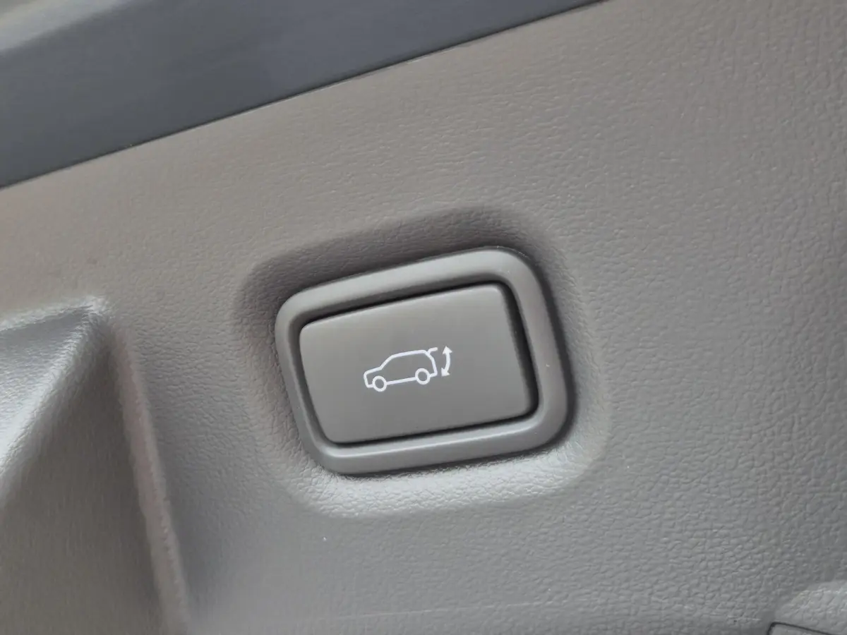 Connect 77.4 kWh / SOH 100% / Fabrieksgarantie tot 03-2028 / Dealer onderhouden / CCS snelladen / Warmtepomp / Trekgewicht 1600 kg / WLTP bereik 507 km bereik stad 507 km / Stuur- Stoel & Ac