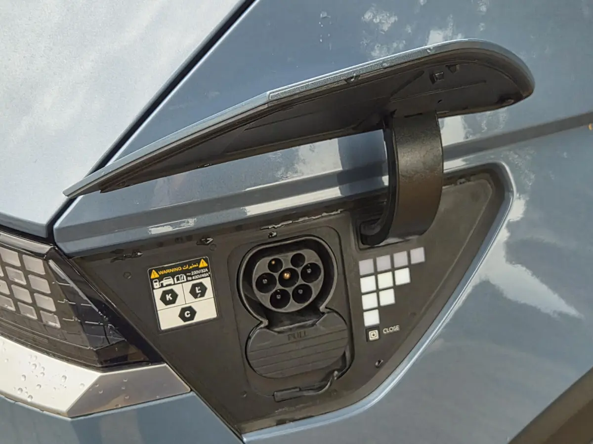 Connect 77.4 kWh / SOH 100% / Fabrieksgarantie tot 03-2028 / Dealer onderhouden / CCS snelladen / Warmtepomp / Trekgewicht 1600 kg / WLTP bereik 507 km bereik stad 507 km / Stuur- Stoel & Ac