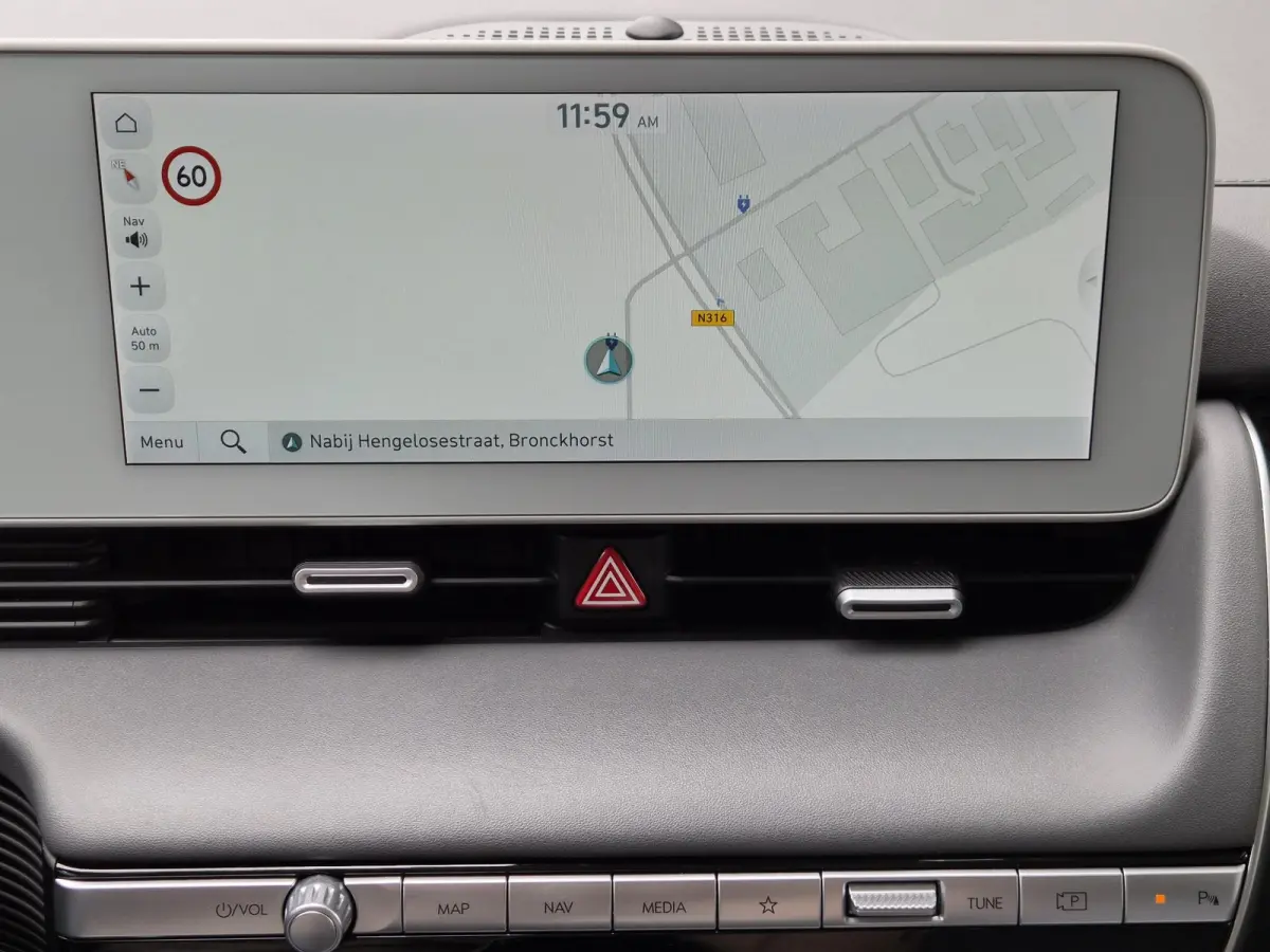 Connect 77.4 kWh / SOH 100% / Fabrieksgarantie tot 03-2028 / Dealer onderhouden / CCS snelladen / Warmtepomp / Trekgewicht 1600 kg / WLTP bereik 507 km bereik stad 507 km / Stuur- Stoel & Ac