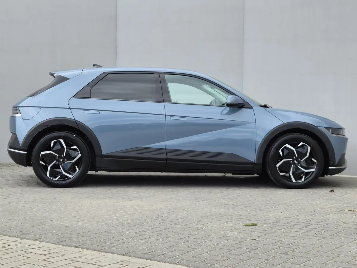 Connect 77.4 kWh / SOH 100% / Fabrieksgarantie tot 03-2028 / Dealer onderhouden / CCS snelladen / Warmtepomp / Trekgewicht 1600 kg / WLTP bereik 507 km bereik stad 507 km / Stuur- Stoel & Ac