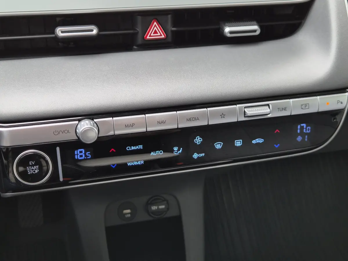 Connect 77.4 kWh / SOH 100% / Fabrieksgarantie tot 03-2028 / Dealer onderhouden / CCS snelladen / Warmtepomp / Trekgewicht 1600 kg / WLTP bereik 507 km bereik stad 507 km / Stuur- Stoel & Ac