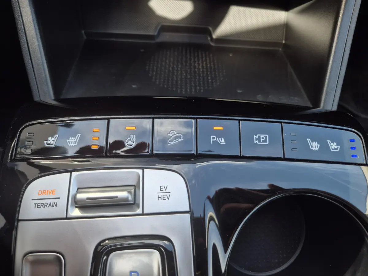 1.6 T-GDI PHEV Premium 4WD / Fabrieksgarantie tot 10-2027 / Dealer onderhouden / Trekgewicht 1350 kg / Elektrische achterklep / Rondomzicht camera / Stuur- Stoel & Achterbankverwarming / Ada
