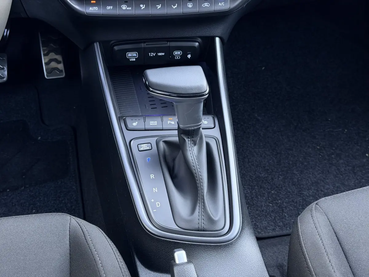 1.0 T-GDI Premium Automaat / Automaat / LED Verlichting / Stoel- & Stuurverwarming / Keyless / Climate Control / Adaptive Cruise Control / Navigatie / Achteruitrijcamera / Parkeersensoren Vo