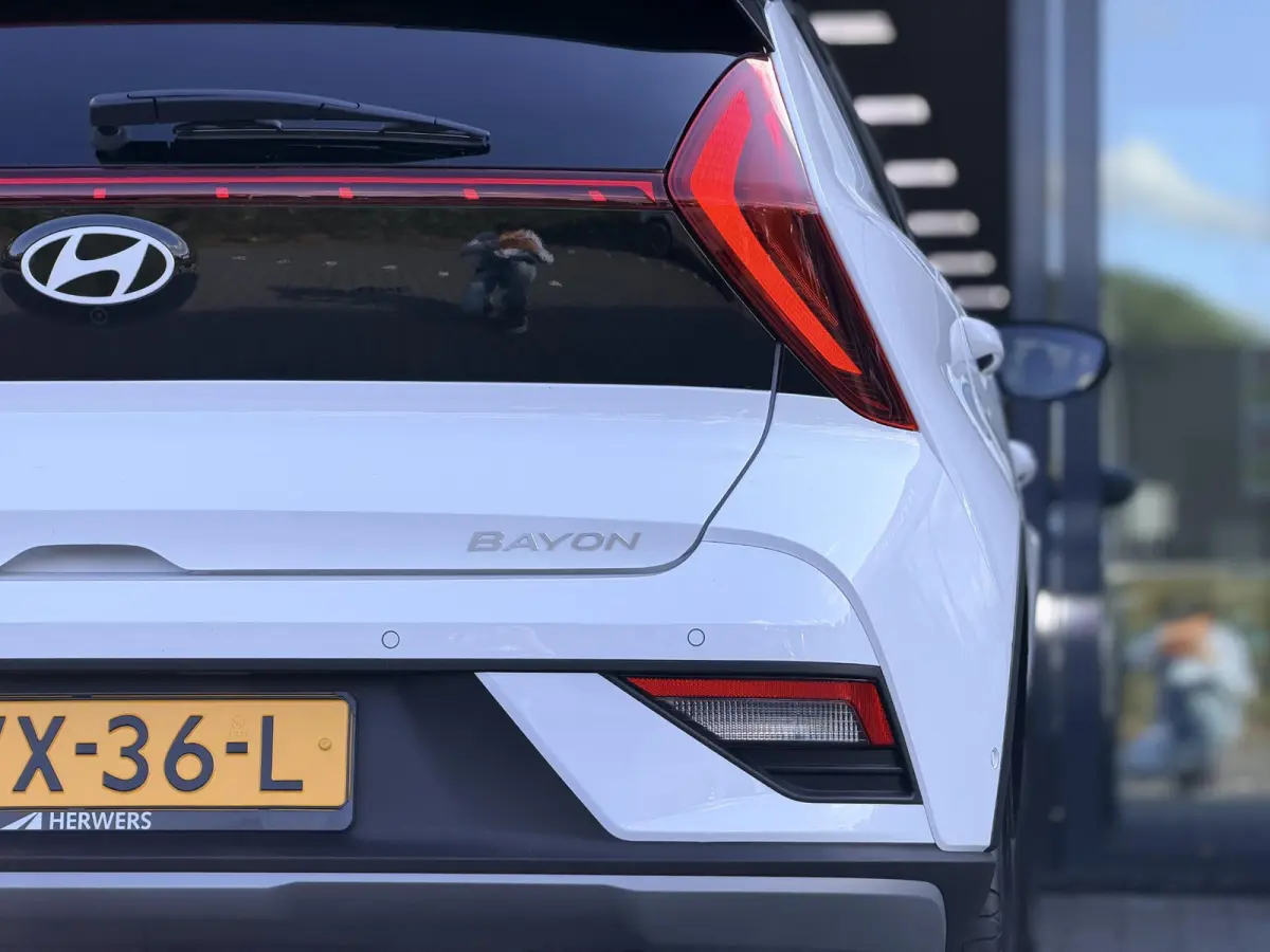 1.0 T-GDI Premium Automaat / Automaat / LED Verlichting / Stoel- & Stuurverwarming / Keyless / Climate Control / Adaptive Cruise Control / Navigatie / Achteruitrijcamera / Parkeersensoren Vo