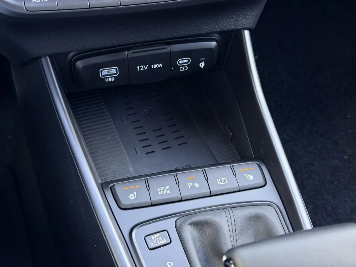 1.0 T-GDI Premium Automaat / Automaat / LED Verlichting / Stoel- & Stuurverwarming / Keyless / Climate Control / Adaptive Cruise Control / Navigatie / Achteruitrijcamera / Parkeersensoren Vo