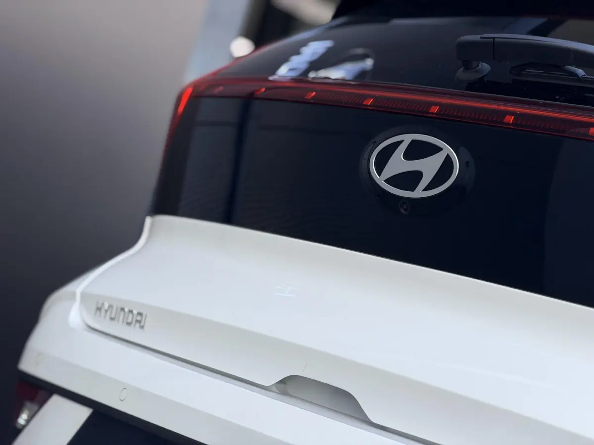 1.0 T-GDI Premium Automaat / Automaat / LED Verlichting / Stoel- & Stuurverwarming / Keyless / Climate Control / Adaptive Cruise Control / Navigatie / Achteruitrijcamera / Parkeersensoren Vo