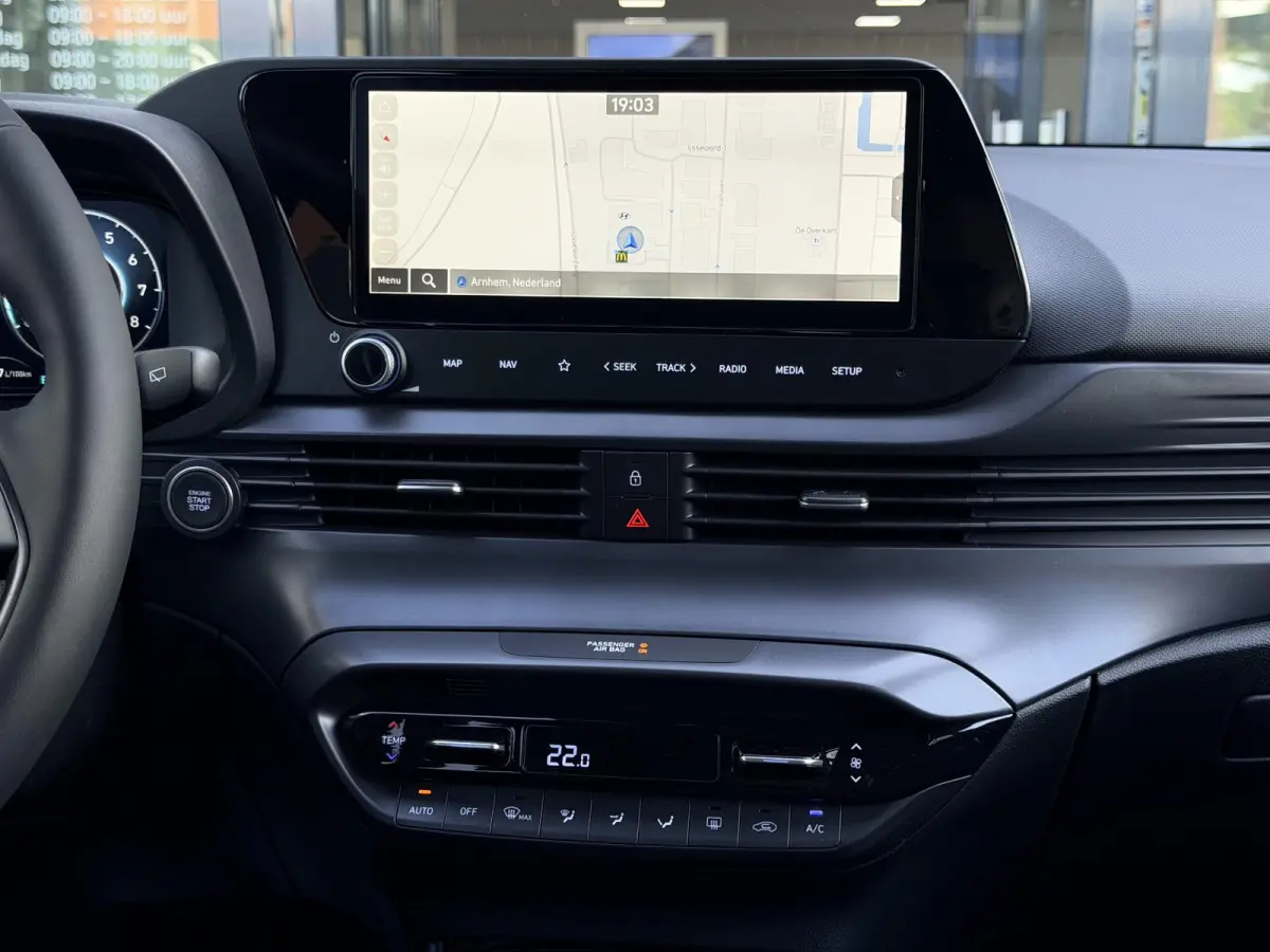 1.0 T-GDI Premium Automaat / Automaat / LED Verlichting / Stoel- & Stuurverwarming / Keyless / Climate Control / Adaptive Cruise Control / Navigatie / Achteruitrijcamera / Parkeersensoren Vo