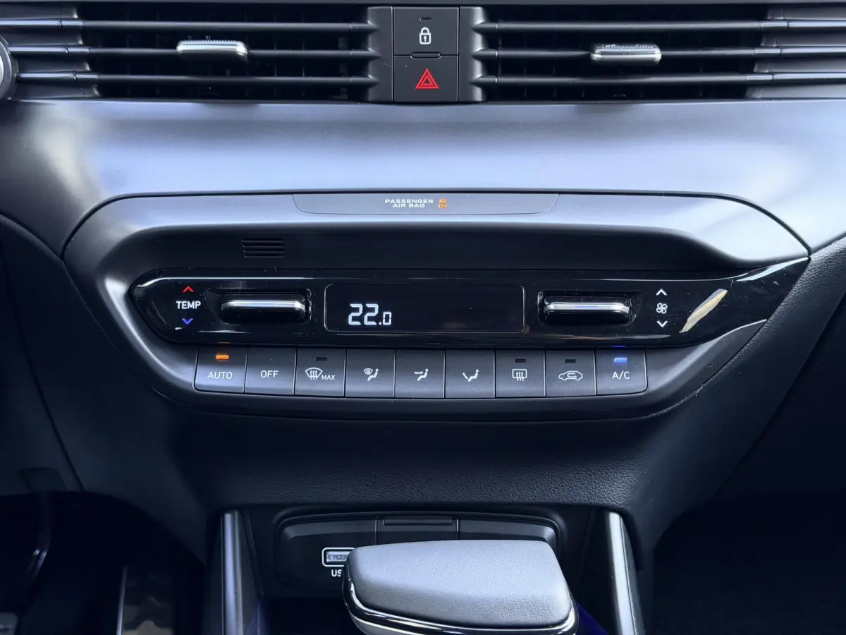 1.0 T-GDI Premium Automaat / Automaat / LED Verlichting / Stoel- & Stuurverwarming / Keyless / Climate Control / Adaptive Cruise Control / Navigatie / Achteruitrijcamera / Parkeersensoren Vo