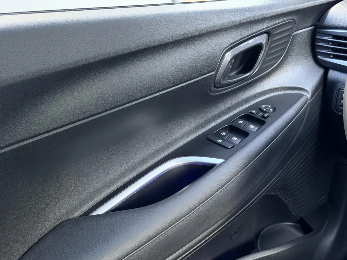 1.0 T-GDI Premium Automaat / Automaat / LED Verlichting / Stoel- & Stuurverwarming / Keyless / Climate Control / Adaptive Cruise Control / Navigatie / Achteruitrijcamera / Parkeersensoren Vo