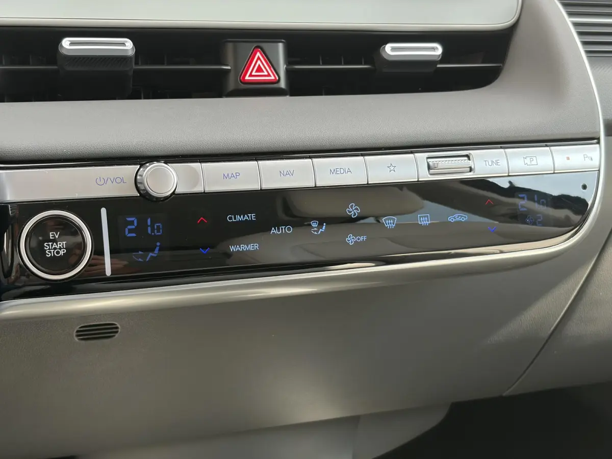 Lounge 77.4 kWh / Relax Pakket / SOH 99% / Dealer Onderhouden / Fabrieksgarantie tot 11-04-2029 / CCS Snel Laden / Lederen Bekleding / Stoelventilatie / Elektr. Voorstoelen / Elektrische Ach