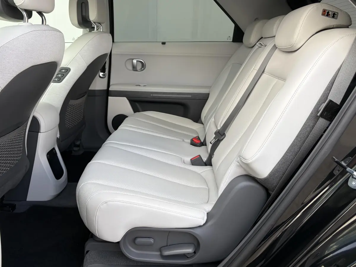 Lounge 77.4 kWh / Relax Pakket / SOH 99% / Dealer Onderhouden / Fabrieksgarantie tot 11-04-2029 / CCS Snel Laden / Lederen Bekleding / Stoelventilatie / Elektr. Voorstoelen / Elektrische Ach