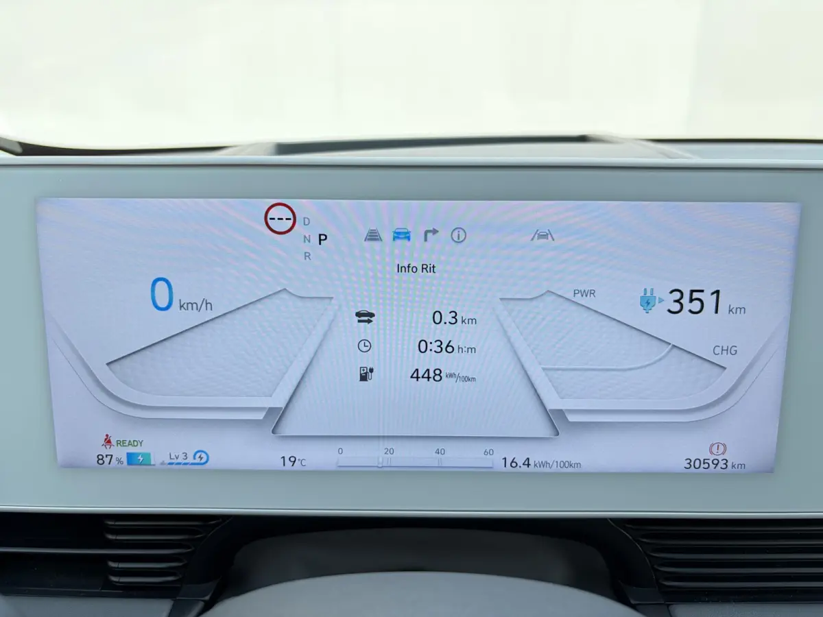 Lounge 77.4 kWh / Relax Pakket / SOH 99% / Dealer Onderhouden / Fabrieksgarantie tot 11-04-2029 / CCS Snel Laden / Lederen Bekleding / Stoelventilatie / Elektr. Voorstoelen / Elektrische Ach