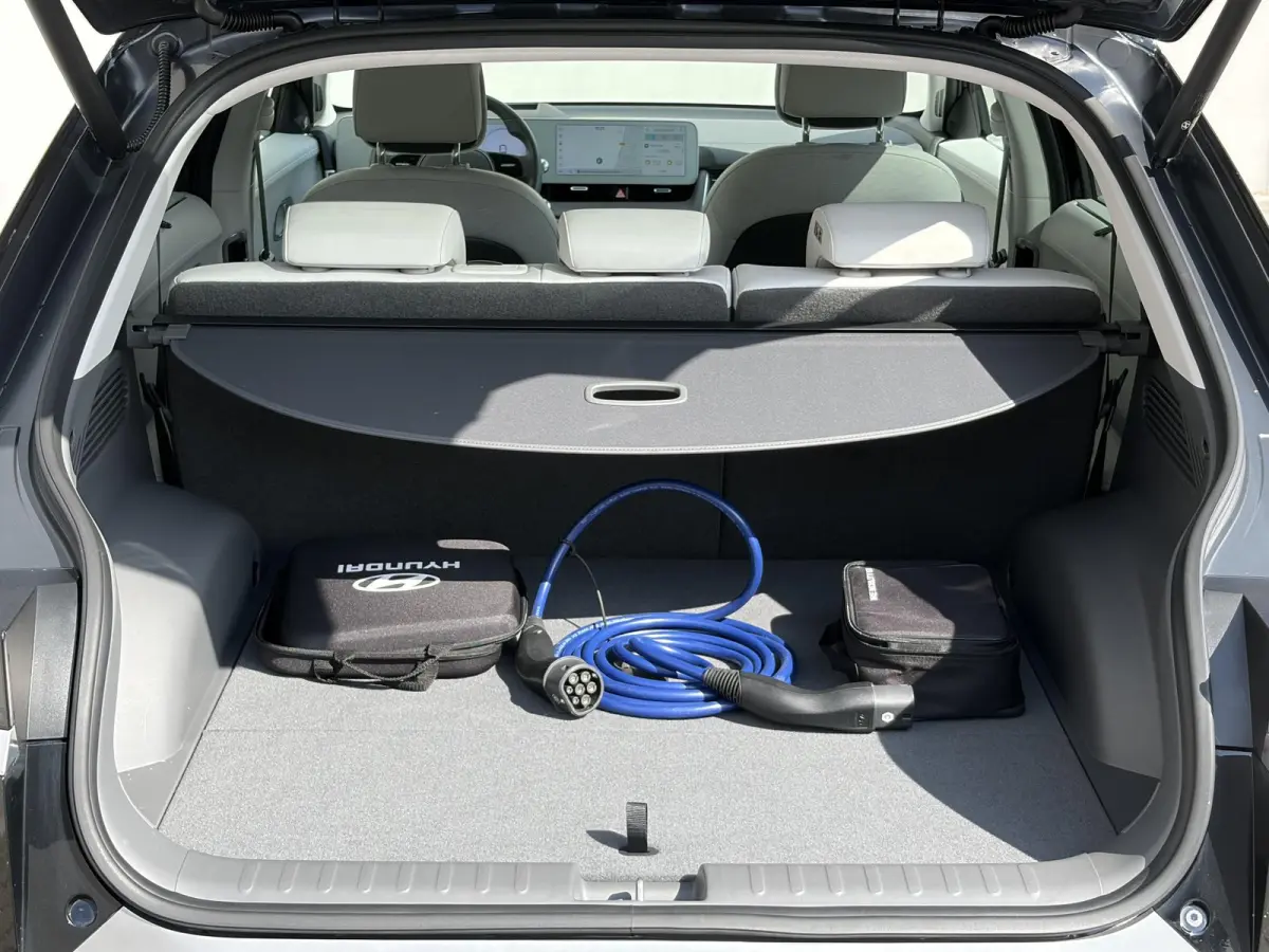 Lounge 77.4 kWh / Relax Pakket / SOH 99% / Dealer Onderhouden / Fabrieksgarantie tot 11-04-2029 / CCS Snel Laden / Lederen Bekleding / Stoelventilatie / Elektr. Voorstoelen / Elektrische Ach