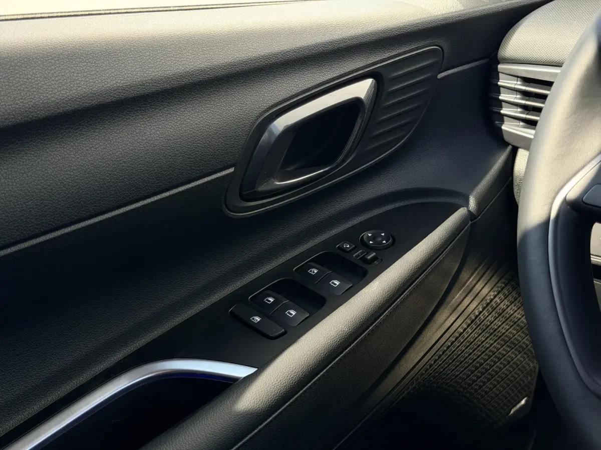 1.0 T-GDI Premium / Stoel- & Stuurverwarming / Climate Control / Cruise Control / LED Verlichting / BOSE Audio / Achteruitrijcamera / Parkeersensoren Voor + Achter /