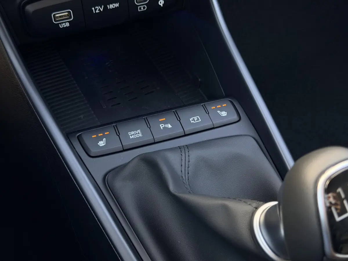 1.0 T-GDI Premium / Stoel- & Stuurverwarming / Climate Control / Cruise Control / LED Verlichting / BOSE Audio / Achteruitrijcamera / Parkeersensoren Voor + Achter /