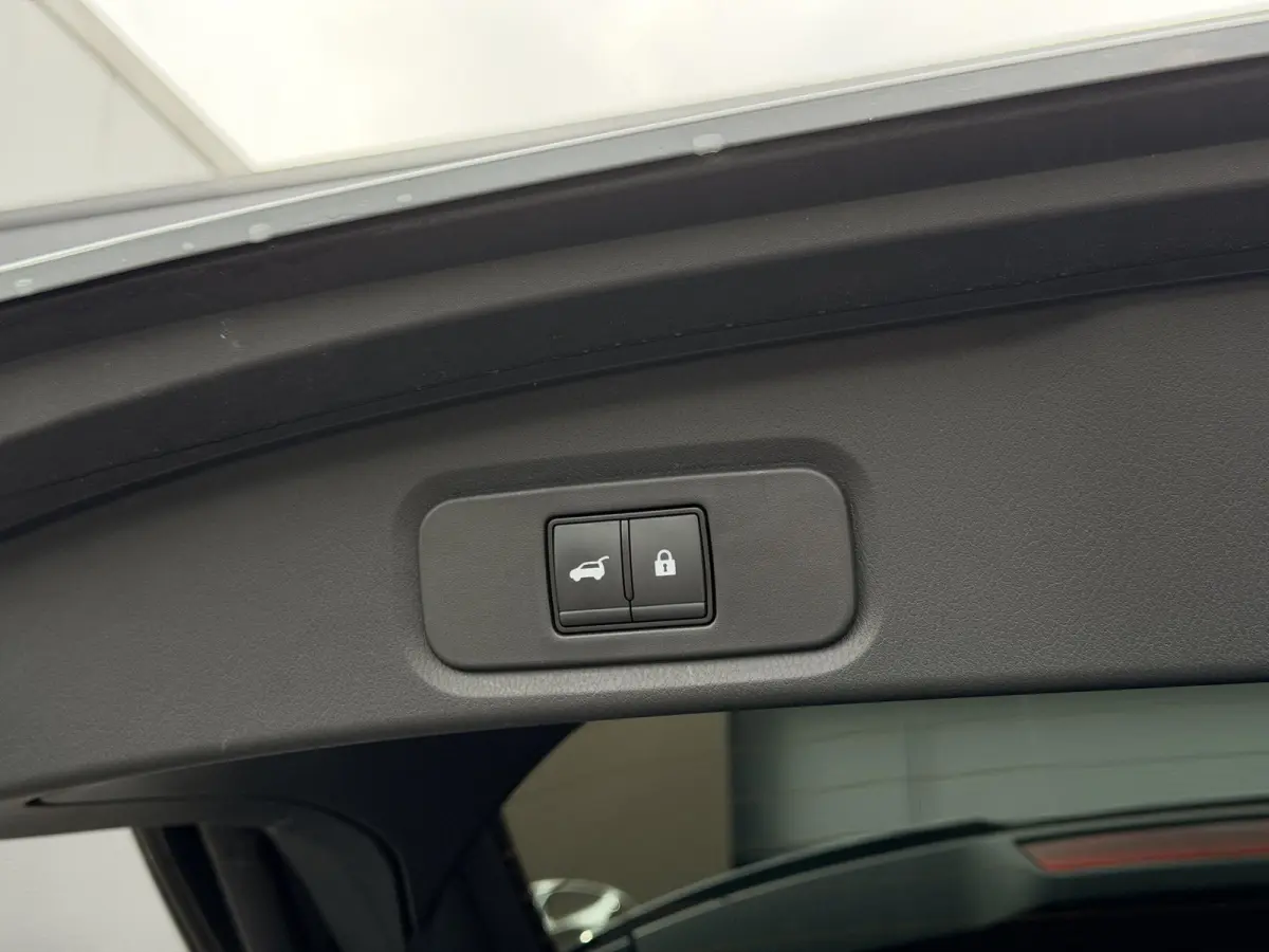 1.3 MHEV Tekna / Trekhaak 1.400 KG / NL Auto / Voorruitverwarming / Panoramadak / Stoel- & Stuurverwarming / 360 Camera / Elek. Achterklep / HUD /