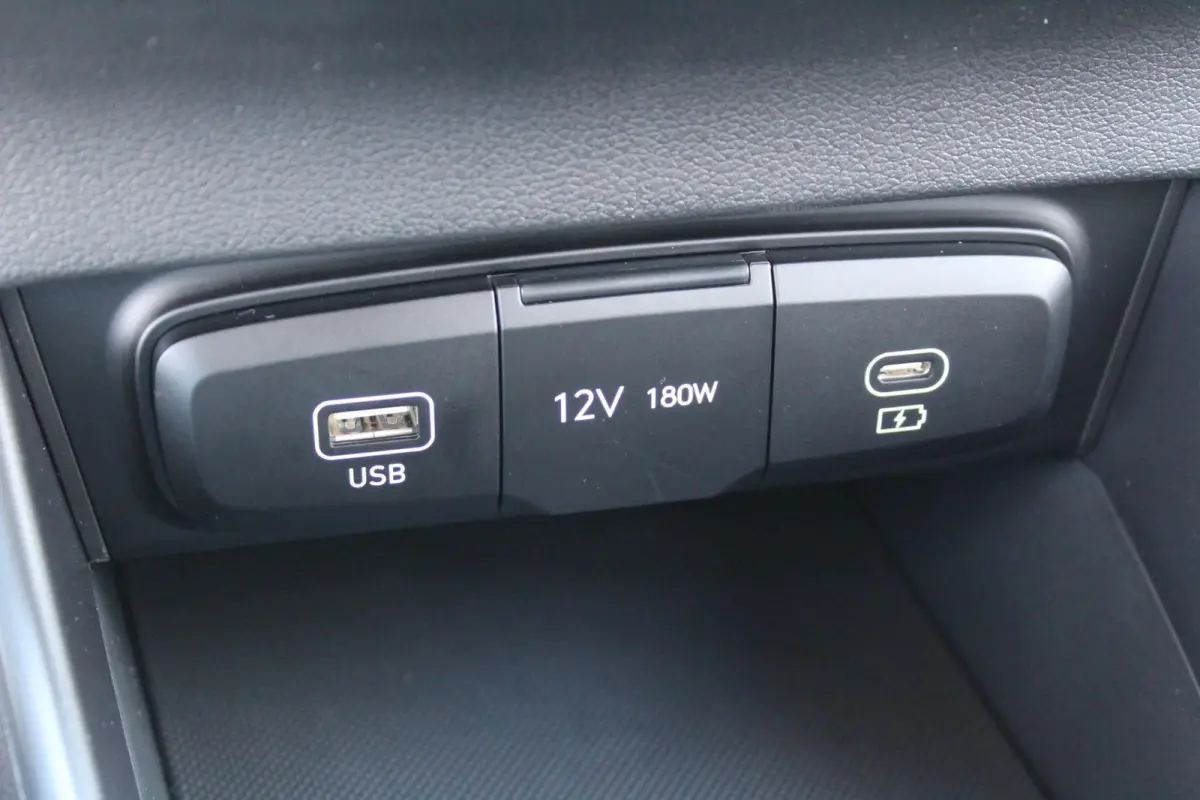1.0 T-GDI Comfort Smart / Navigatie / Dodehoekdetectie / Achteruitrijcamera / Elek. Ramen Voor + Achter / Facelift /