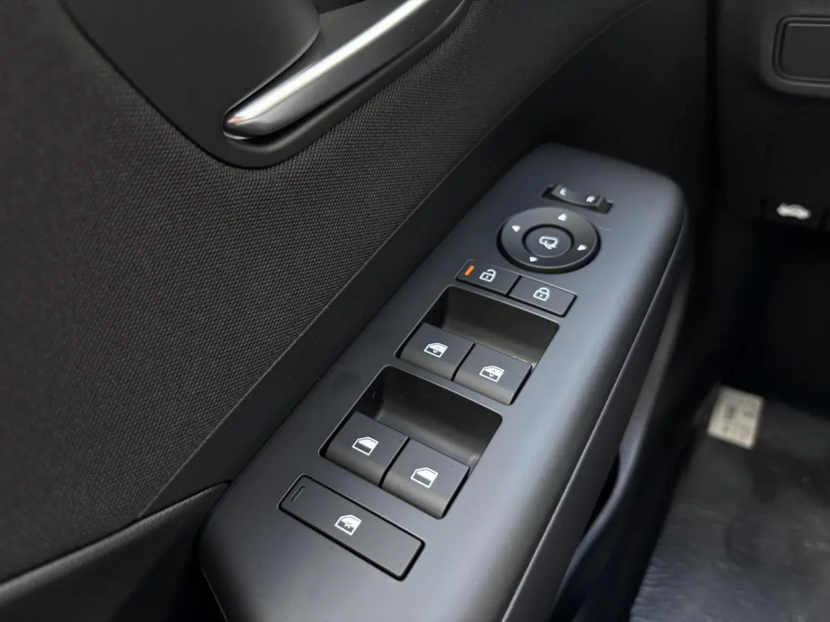 1.6 GDI HEV Comfort + 18 inch wielen / Uit Voorraad Leverbaar / Navigatie / Airco /