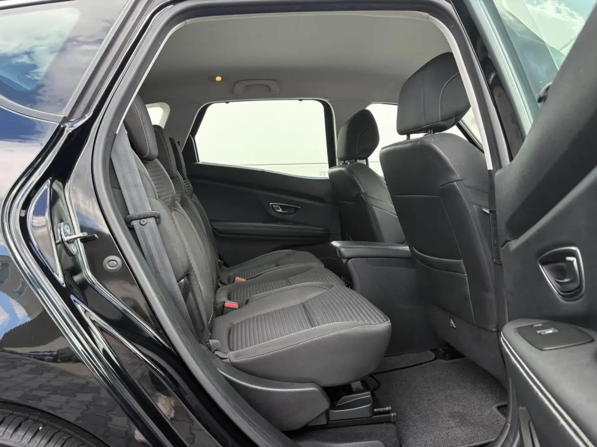 1.5 dCi 110pk Automaat Zen | Navigatie | 20 inch LMV | Trekhaak