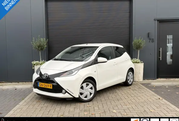 1.0 VVT-i x-play | Airco | Navigatie | Achteruitrijcamera | Multimedia scherm | Uniek lage tellerstand! | Dealeronderhouden | Super!!