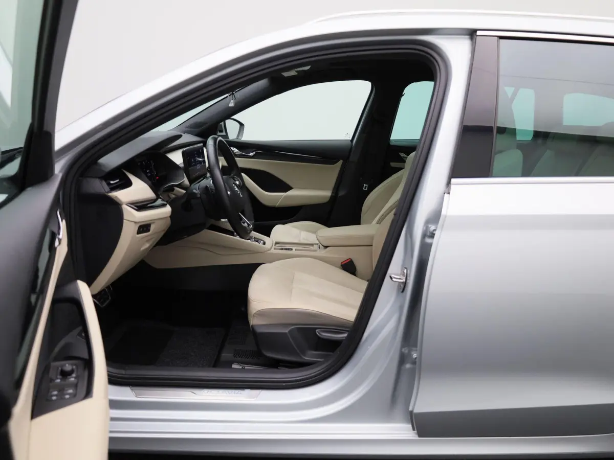 1.4 TSI iV PHEV Business Edition | Apple Carplay / Android Auto | Panoramadak | Achteruitrijcamera | Stoelverwarming Voor en Achter |