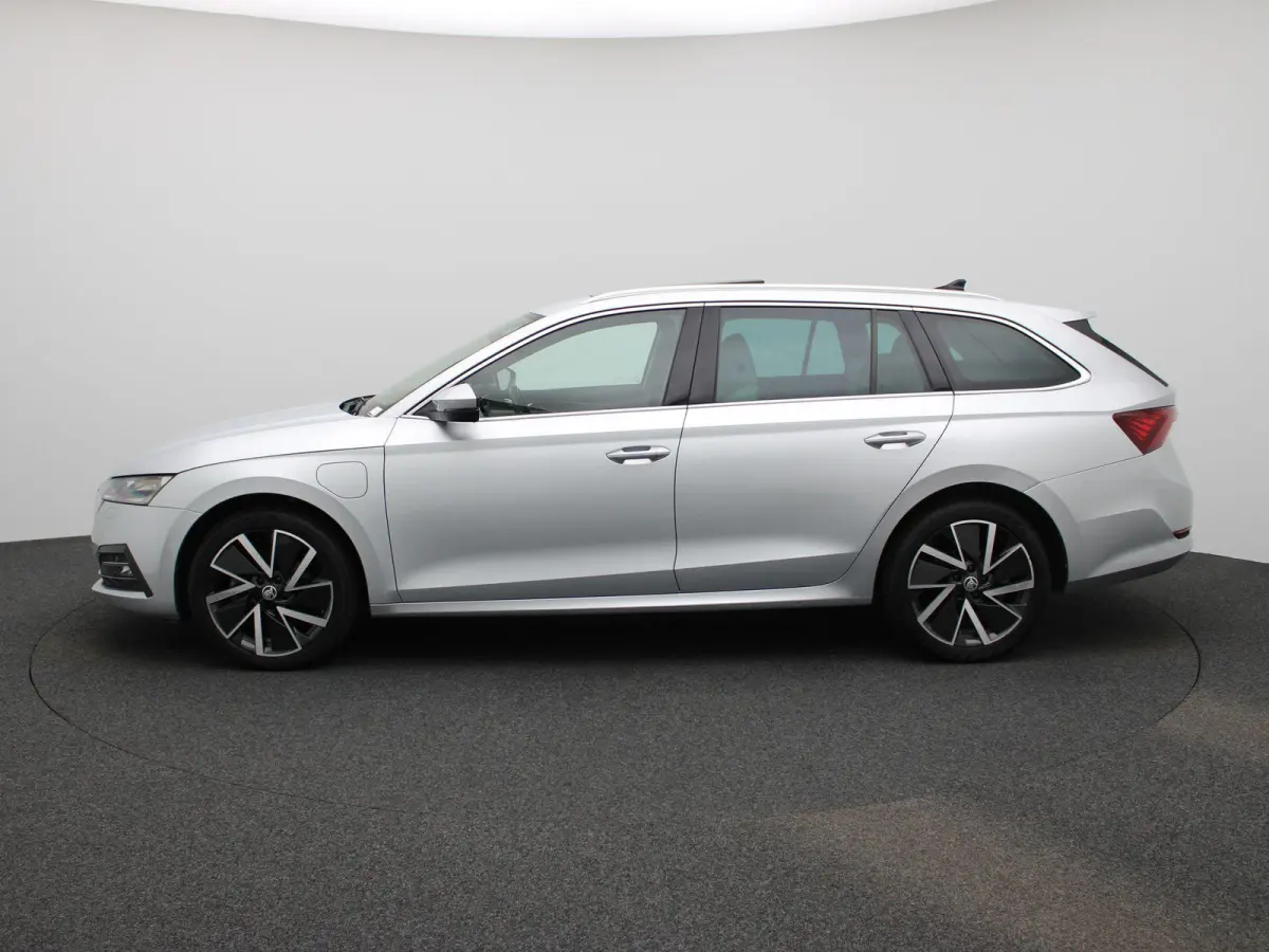 1.4 TSI iV PHEV Business Edition | Apple Carplay / Android Auto | Panoramadak | Achteruitrijcamera | Stoelverwarming Voor en Achter |