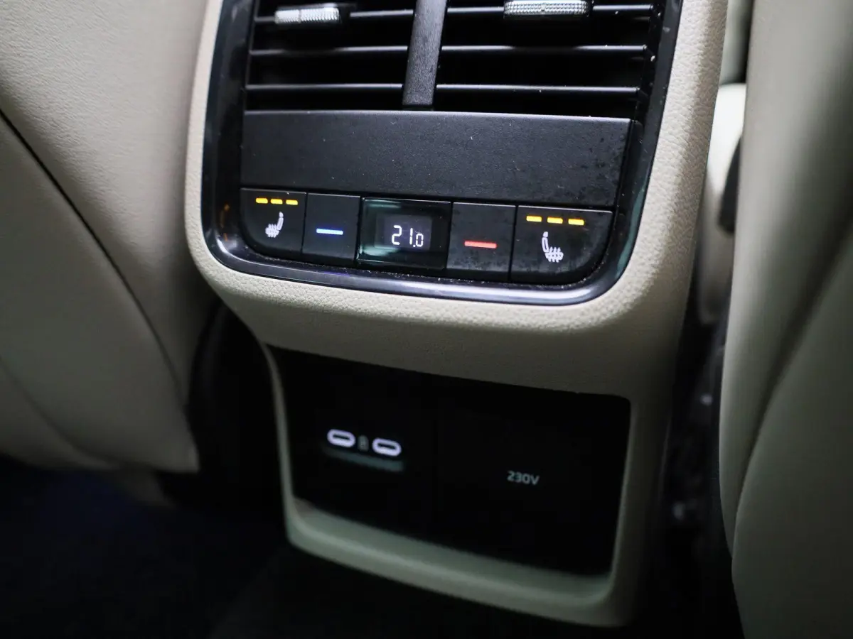 1.4 TSI iV PHEV Business Edition | Apple Carplay / Android Auto | Panoramadak | Achteruitrijcamera | Stoelverwarming Voor en Achter |