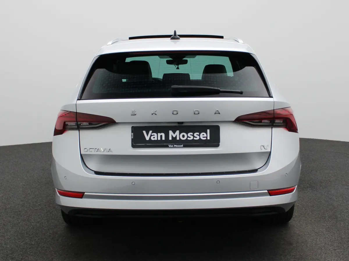 1.4 TSI iV PHEV Business Edition | Apple Carplay / Android Auto | Panoramadak | Achteruitrijcamera | Stoelverwarming Voor en Achter |
