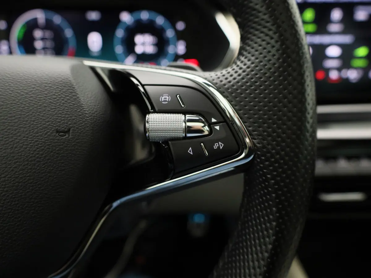 1.4 TSI iV PHEV Business Edition | Apple Carplay / Android Auto | Panoramadak | Achteruitrijcamera | Stoelverwarming Voor en Achter |