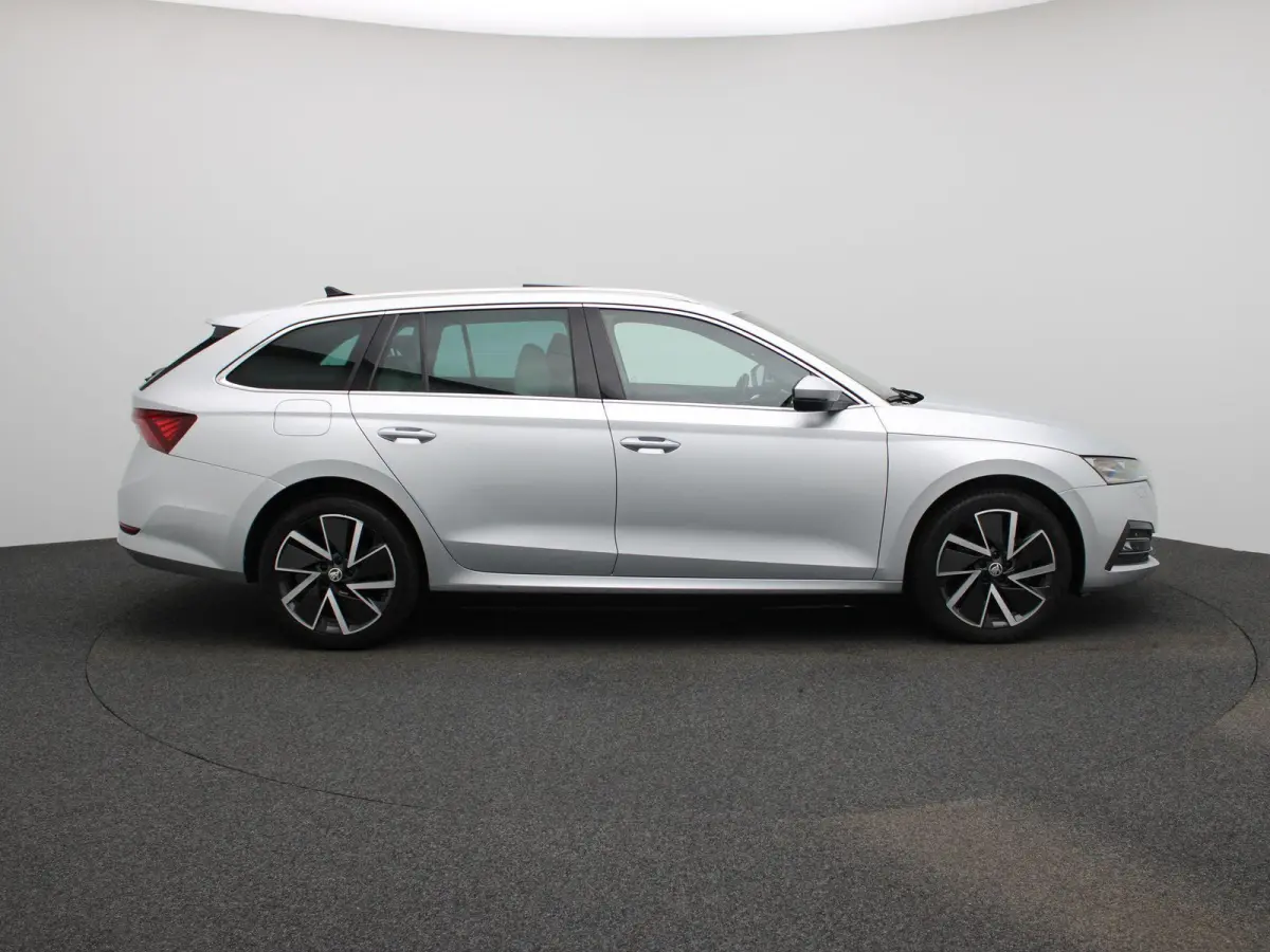 1.4 TSI iV PHEV Business Edition | Apple Carplay / Android Auto | Panoramadak | Achteruitrijcamera | Stoelverwarming Voor en Achter |