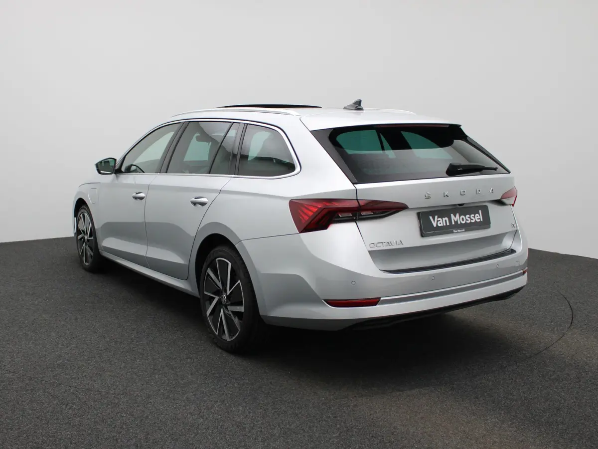 1.4 TSI iV PHEV Business Edition | Apple Carplay / Android Auto | Panoramadak | Achteruitrijcamera | Stoelverwarming Voor en Achter |