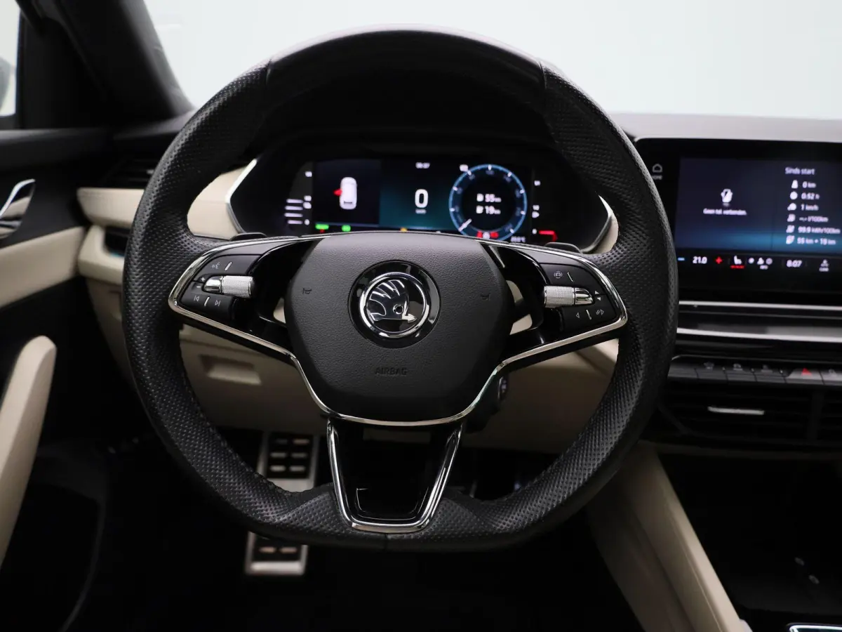 1.4 TSI iV PHEV Business Edition | Apple Carplay / Android Auto | Panoramadak | Achteruitrijcamera | Stoelverwarming Voor en Achter |