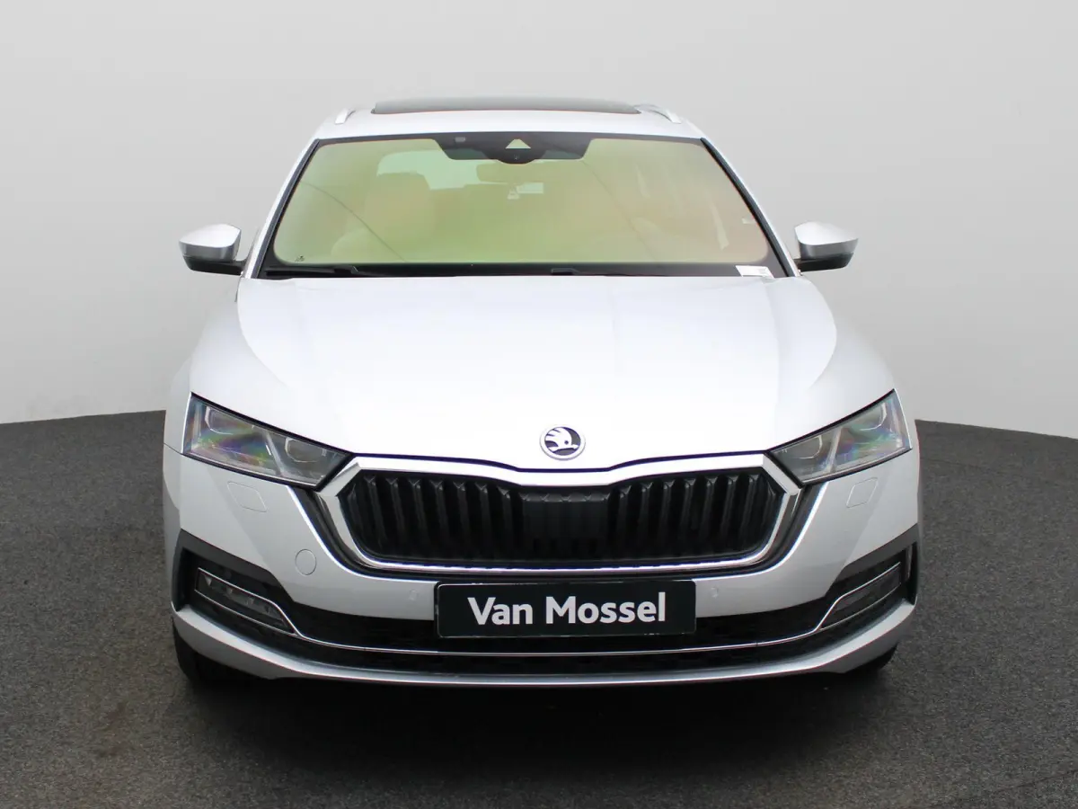 1.4 TSI iV PHEV Business Edition | Apple Carplay / Android Auto | Panoramadak | Achteruitrijcamera | Stoelverwarming Voor en Achter |