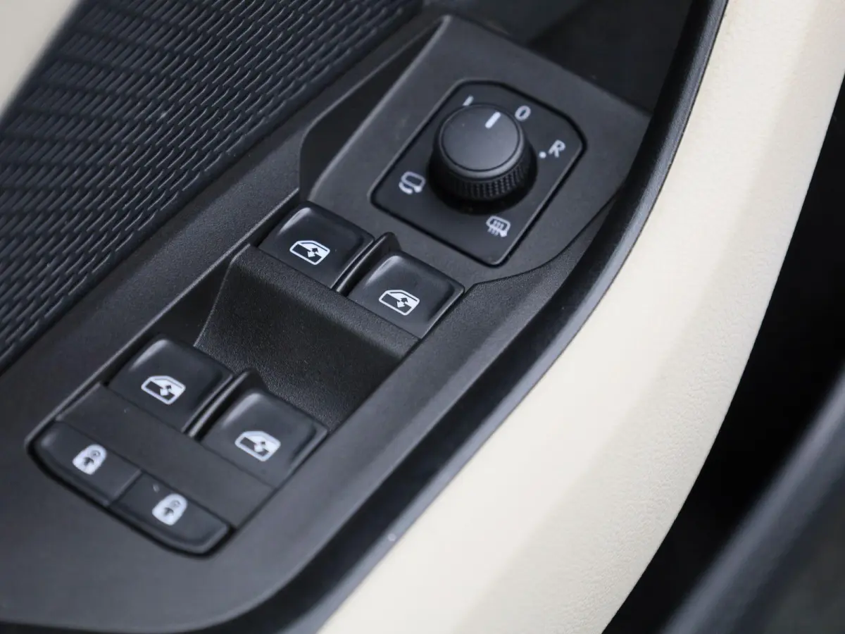 1.4 TSI iV PHEV Business Edition | Apple Carplay / Android Auto | Panoramadak | Achteruitrijcamera | Stoelverwarming Voor en Achter |