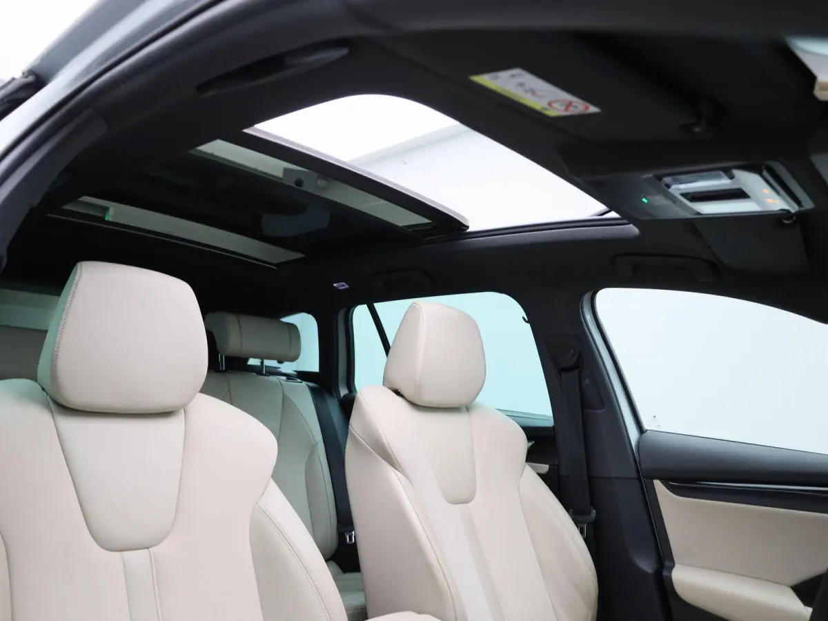 1.4 TSI iV PHEV Business Edition | Apple Carplay / Android Auto | Panoramadak | Achteruitrijcamera | Stoelverwarming Voor en Achter |