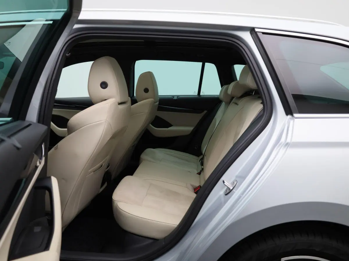 1.4 TSI iV PHEV Business Edition | Apple Carplay / Android Auto | Panoramadak | Achteruitrijcamera | Stoelverwarming Voor en Achter |