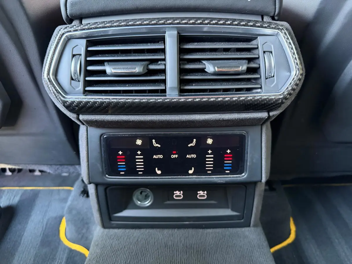 4.0 V8 Hybrid /Akra/Pano/B&O