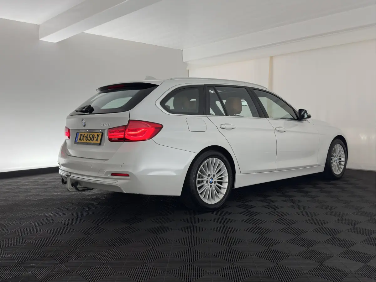 318i Luxury Edition (INCL-BTW) Aut. *PANO | LEATHER | FULL-LED | HEATED-SPORTSEATS | DIGI-COCKPIT | NAVI-FULLMAP | ECC | PDC | CRUISE | TOWBAR | 17''ALU*