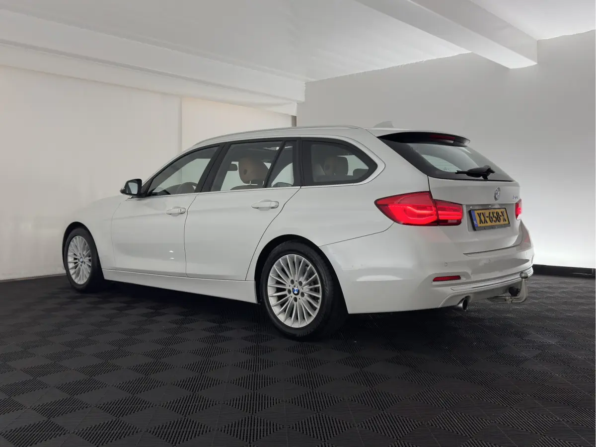 318i Luxury Edition (INCL-BTW) Aut. *PANO | LEATHER | FULL-LED | HEATED-SPORTSEATS | DIGI-COCKPIT | NAVI-FULLMAP | ECC | PDC | CRUISE | TOWBAR | 17''ALU*