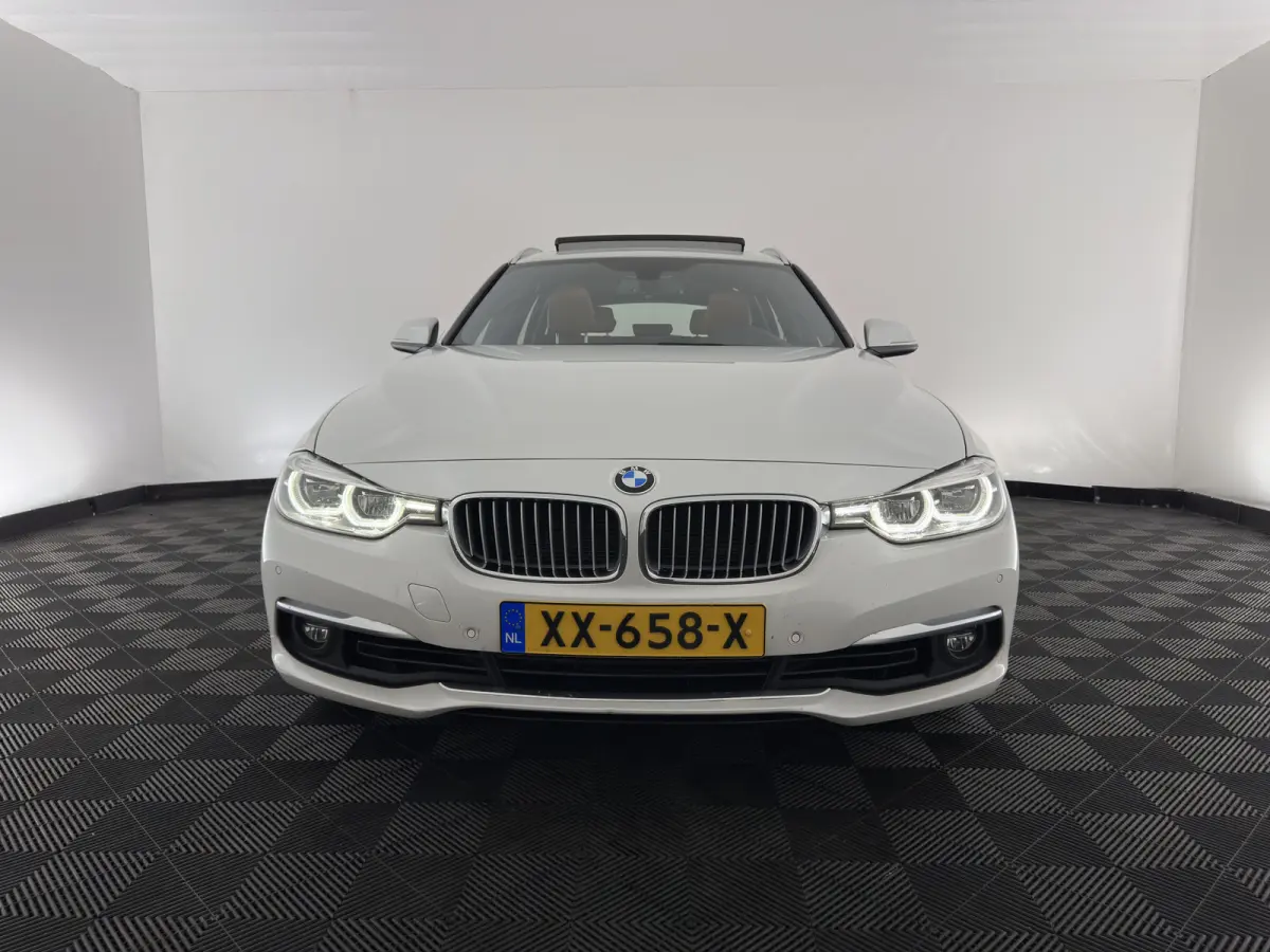 318i Luxury Edition (INCL-BTW) Aut. *PANO | LEATHER | FULL-LED | HEATED-SPORTSEATS | DIGI-COCKPIT | NAVI-FULLMAP | ECC | PDC | CRUISE | TOWBAR | 17''ALU*