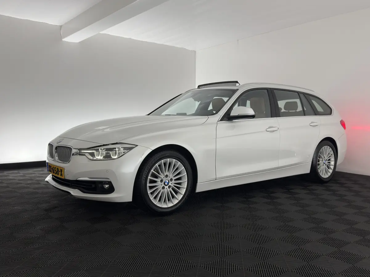 318i Luxury Edition (INCL-BTW) Aut. *PANO | LEATHER | FULL-LED | HEATED-SPORTSEATS | DIGI-COCKPIT | NAVI-FULLMAP | ECC | PDC | CRUISE | TOWBAR | 17''ALU*